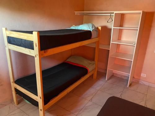 Bunk bed o mga bunk bed sa kuwarto sa Departamento entero en Buenos Aires