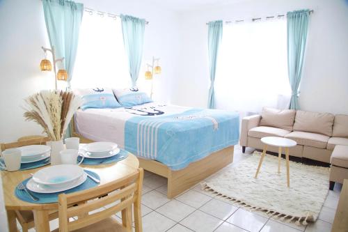 - une chambre avec un lit, une table et un canapé dans l'établissement Miami Beach Stay 3 min to Ocean, à Miami Beach