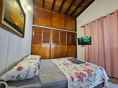 - une chambre avec un lit et une porte en bois dans l'établissement B&B Villa CALASAN, à Garzón