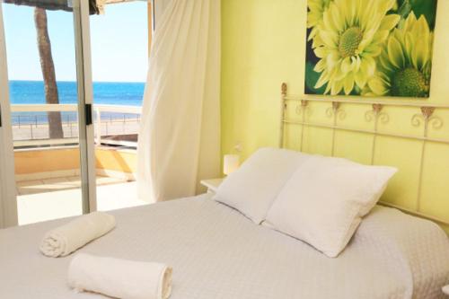 1 dormitorio con 1 cama y vistas al océano en Austral, en Cambrils