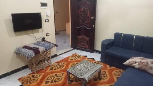 un soggiorno con divano e tavolo di سيوة تورز للسياحة العلاجية a Siwa