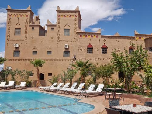 La alberca dentro o cerca de Kasbah Ait BenHadda