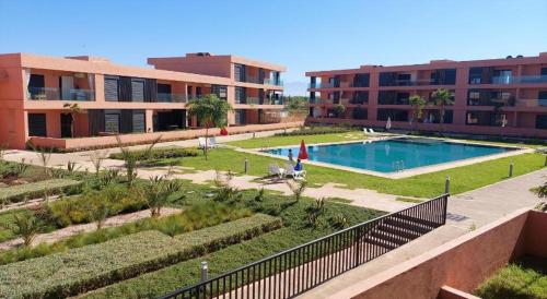 a courtyard with a swimming pool in a building at Luxueux appartement Golf City Rez-de-Jardin et Piscine in Marrakesh