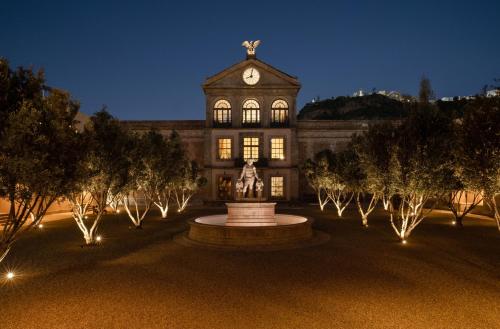 ein Gebäude mit einem Uhrturm und einem Brunnen davor in der Unterkunft Hotel Hércules in Querétaro