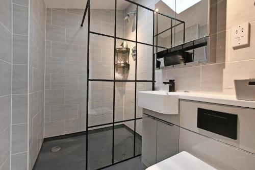 ein Bad mit einem WC und einem Waschbecken in der Unterkunft West View 3 Bedroom Villa With Hot Tub in Heeley