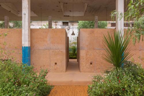 a hallway in a building with concrete walls at Hotel Hércules in Querétaro