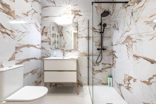 a bathroom with a shower and a toilet at Gran apto a 5 min de casco viejo. Familias, grupos in Bilbao