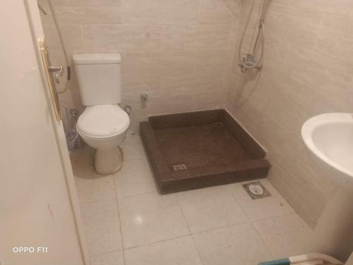 a small bathroom with a toilet and a sink at Tavira super شاليه in Raʼs Matarma