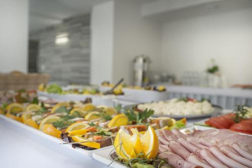 ein Buffet mit vielen Tellern voller Essen in der Unterkunft Admirał I in Świnoujście