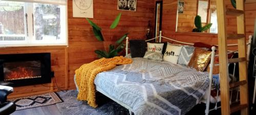 Postel nebo postele na pokoji v ubytování Tree House 4 Two