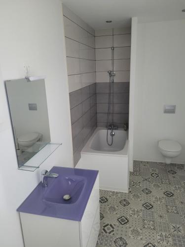 Ένα μπάνιο στο La Cadole