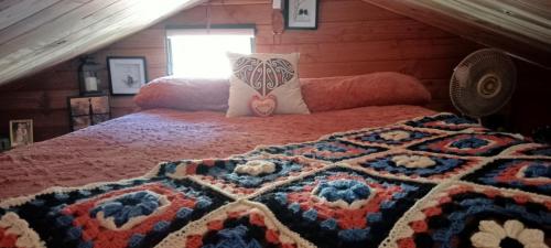 Postel nebo postele na pokoji v ubytování Tree House 4 Two