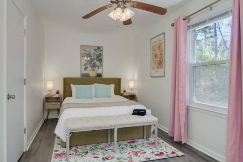 a bedroom with a bed and a ceiling fan at 15mins AU & Golf: 4bd - Eclectic - BBQ Grill - Alluring Stay in Augusta