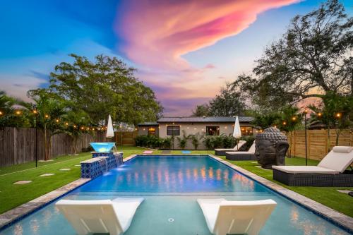 Πισίνα στο ή κοντά στο Bali Inspired home with Heated Pool, Sauna and Hot Tub! Close to Beach and Atlantic Ave