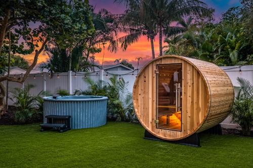 um pequeno edifício circular na relva num quintal em Bali Inspired home with Heated Pool, Sauna and Hot Tub! Close to Beach and Atlantic Ave em Delray Beach