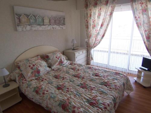 - une chambre avec un lit et une grande fenêtre dans l'établissement Appartement Les Sables-d'Olonne, 2 pièces, 4 personnes - FR-1-197-154, à Les Sables-dʼOlonne