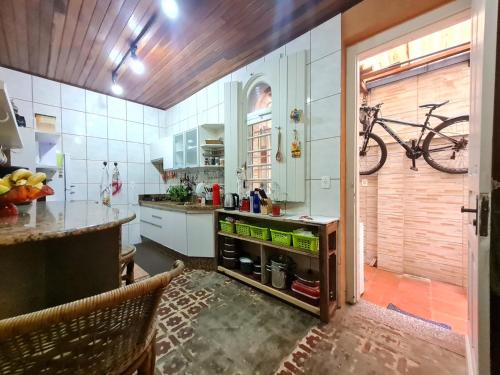 une cuisine avec un vélo suspendu au mur dans l'établissement Tao Station 752, à Porto Alegre