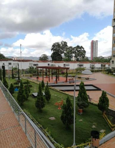 a park with a pavilion and trees in a courtyard at Apto anillo vial cerca Cañaveral in Floridablanca
