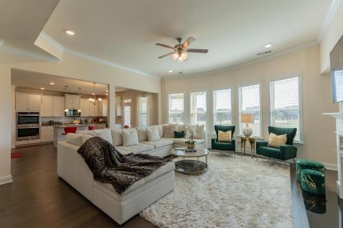 sala de estar con sofá blanco y sillas en Luxury Bedroom with Private Bath near Atlanta Airport, en Hampton