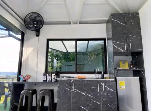 een keuken met een aanrecht met een wastafel en een raam bij Suite Gold Rocks Glamping in El Peñol