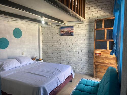 ein Schlafzimmer mit einem Bett und einem Sofa darin in der Unterkunft MARIBAO in Playas
