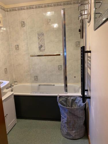 a bathroom with a bath tub and a sink at Cameron apartment Loch Ness in Fort Augustus