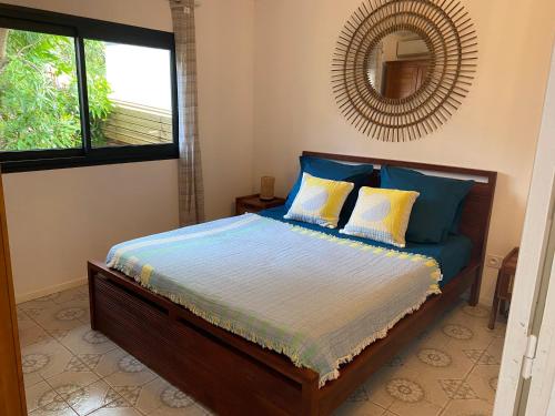 Ένα ή περισσότερα κρεβάτια σε δωμάτιο στο Le Ti Terre Sainte