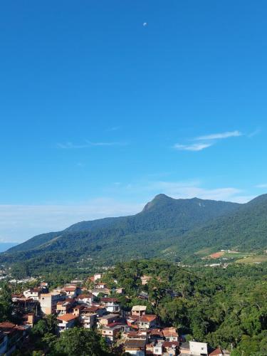 a view of a town with mountains in the background at Casa temporada Ilhabela in Ilhabela