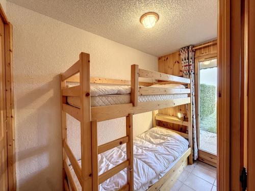 - une chambre avec 2 lits superposés dans une cabine dans l'établissement Charmant 3 pièces avec jardin, parking et proximité ski bus à 900m du village de Combloux - FR-1-560-121, à Combloux