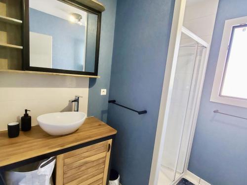 une salle de bain avec un lavabo blanc et un miroir dans l'établissement Maison moderne 4 pers près du phare de Chassiron avec jardin clos, wifi, et proche plage - FR-1-778-21, à Saint-Denis-dʼOléron