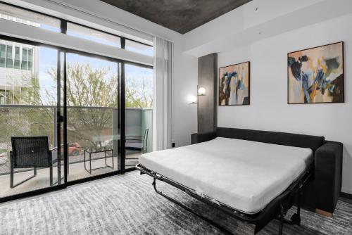 - une chambre avec un lit et une grande fenêtre dans l'établissement The Nomad Roosevelt, à Phoenix