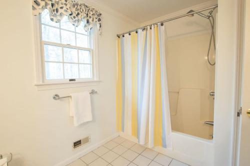 Ένα μπάνιο στο Home w outdoor spaces near Long Pond