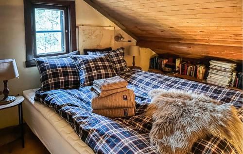 1 dormitorio con 1 cama con almohadas a cuadros en Cozy Home In Fjrs With House Sea View, en Fjärås