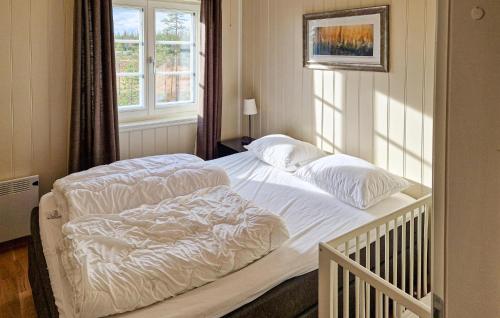 1 dormitorio con 2 camas individuales frente a una ventana en 3 Bedroom Gorgeous Home In Sysslebck, en Sysslebäck