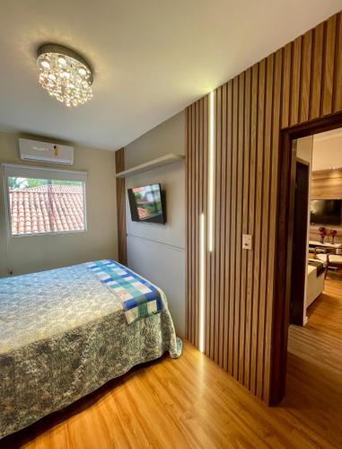 a bedroom with a bed and a television in it at Apartamento próximo ao Parque do Povo em Campina Grande in Campina Grande