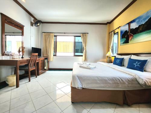 Habitación de hotel con cama, escritorio y escritorio. en Sea Front Home Hotel - Patong Beach, en Patong Beach