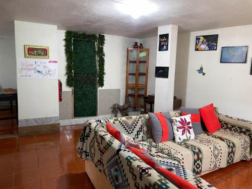 een woonkamer met een bank in een kamer bij Hermoso departamento en el corazón de Papallacta in Papallacta
