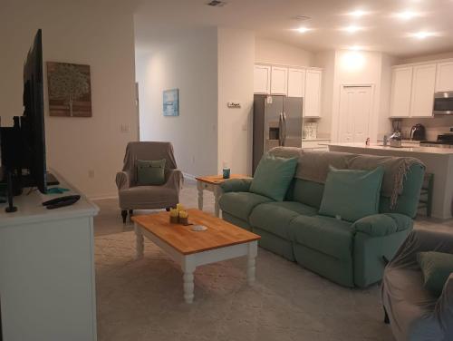 Coastal retreat- monthly stay في إدج ووتر: غرفة معيشة مع أريكة وطاولة قهوة