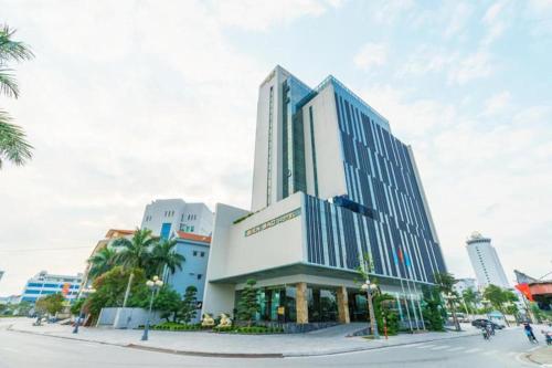 a large building in the middle of a street at Bien Bac Hotel in Móng Cái