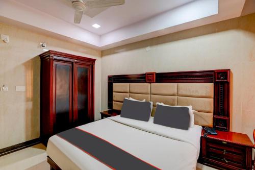 سرير أو أسرّة في غرفة في Capital O Hotel Yuvraj Signature
