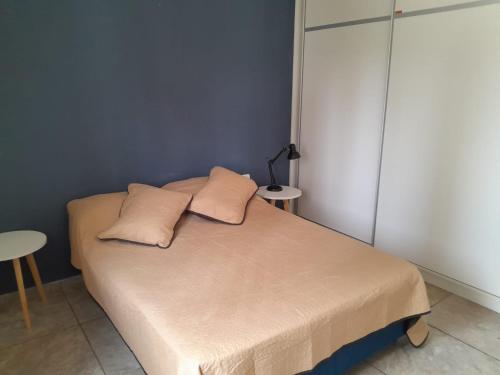 sypialnia z łóżkiem z 2 poduszkami w obiekcie Citrino Temporario w mieście Posadas