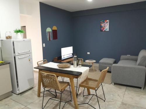 kuchnia ze stołem i krzesłami oraz salon w obiekcie Citrino Temporario w mieście Posadas