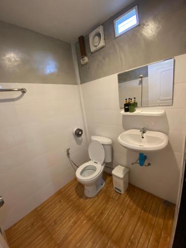 La salle de bains est pourvue de toilettes et d'un lavabo. dans l'établissement Brown Andaman Krabi, à Krabi
