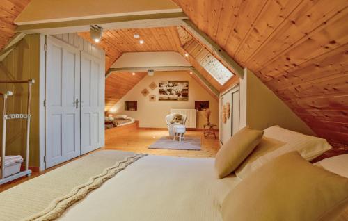 1 dormitorio con 1 cama grande y techo de madera en Amazing Home In Ltang-bertrand With Outdoor Swimming Pool, en L'Etang-Bertrand