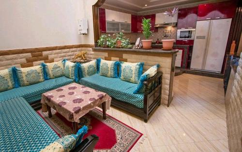 阿加迪爾的住宿－agadir hout phounti，带沙发的客厅和厨房