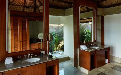 a bathroom with two sinks and a large mirror at Queen Rain VIla in Nusa Lembongan