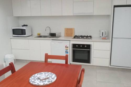 - une cuisine avec une table et une plaque de cuisson dans l'établissement One bedroom Executive Apartment - 8, à Suva