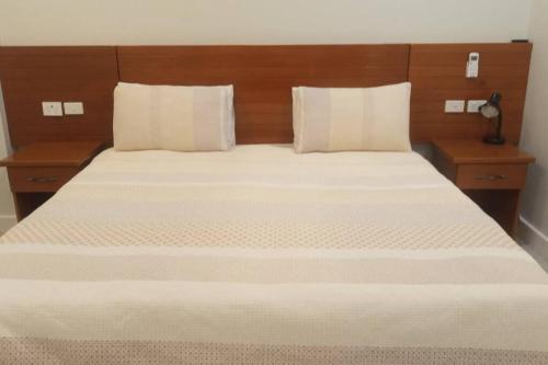 One bedroom Executive Apartment - 8 في سوفا: غرفة نوم بسرير ابيض كبير مع وسادتين