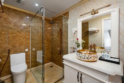 ein Bad mit einer Dusche, einem WC und einem Waschbecken in der Unterkunft Hạ Long Aqua Legend Cruise in Hạ Long