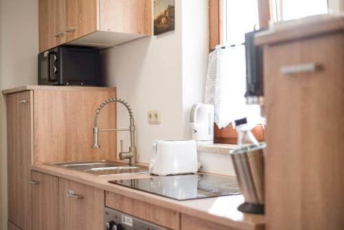 Dapur atau dapur kecil di FEWO-LAVEES moderne zentrale FeWo nahe OMV Wacker Kliniken Burg -Eigener Eingang-Schlüsselloser Check in